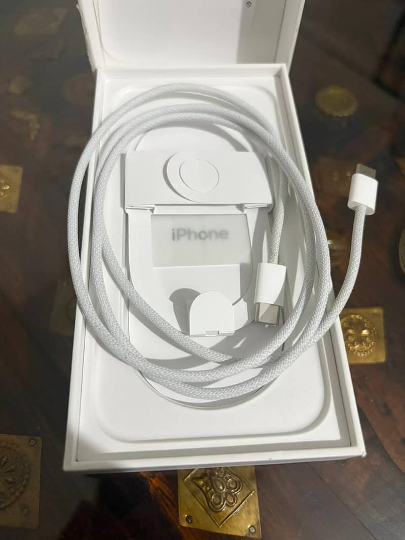 Apple iPhone 16 3