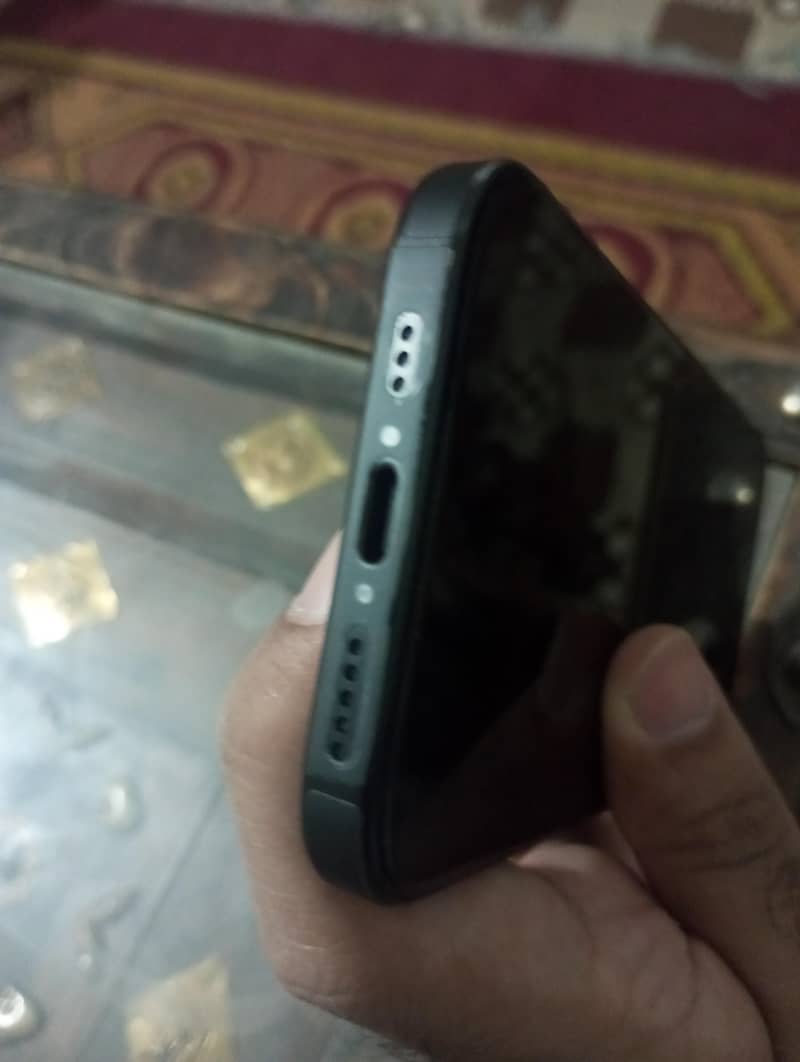 Apple iPhone 16 6