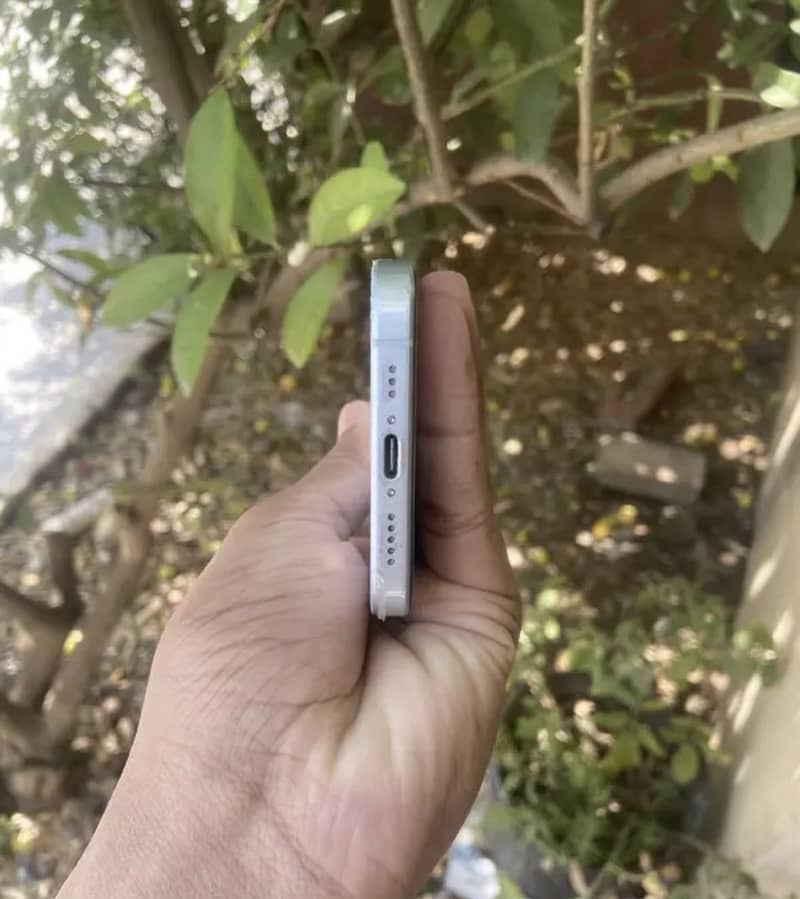 Apple iPhone 15 4