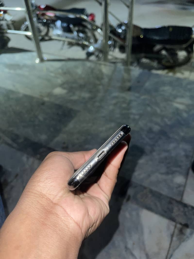 Apple iPhone X 4