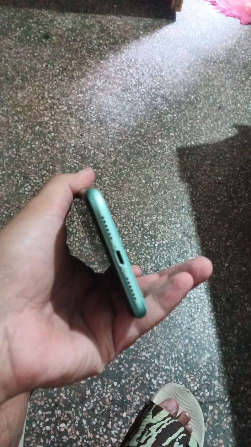 iPhone 11 4