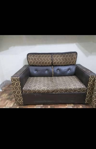 2 Seater sofa for sale Lakri mazbot istamal hui ha