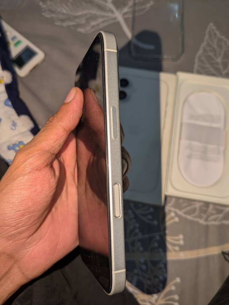 Apple iPhone 16 4
