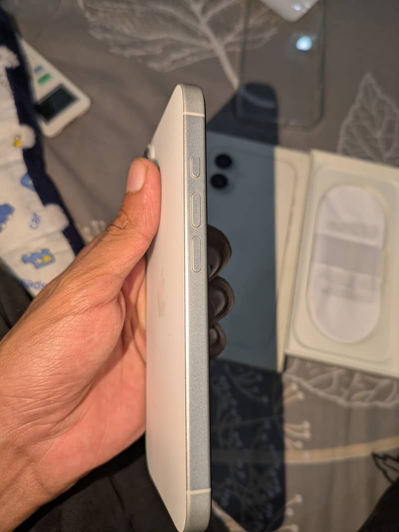 Apple iPhone 16 5