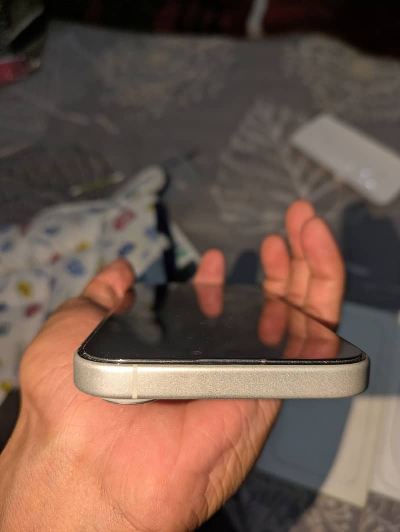 Apple iPhone 16 6