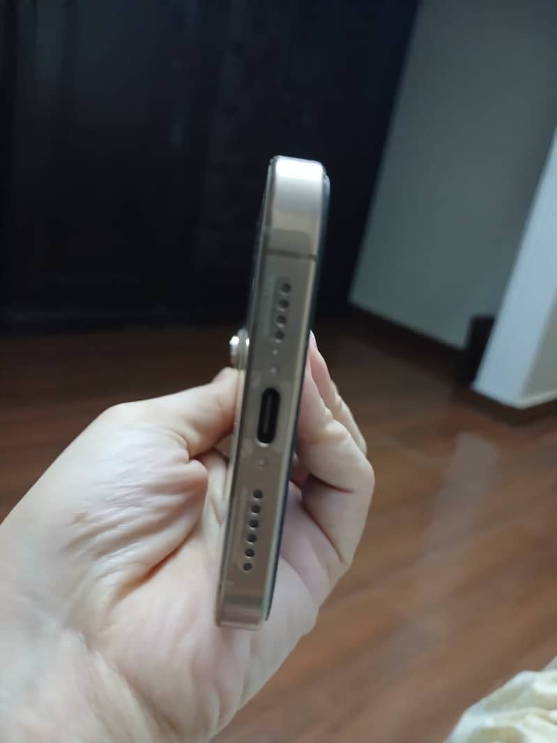 Apple iPhone 16 Pro Max 2