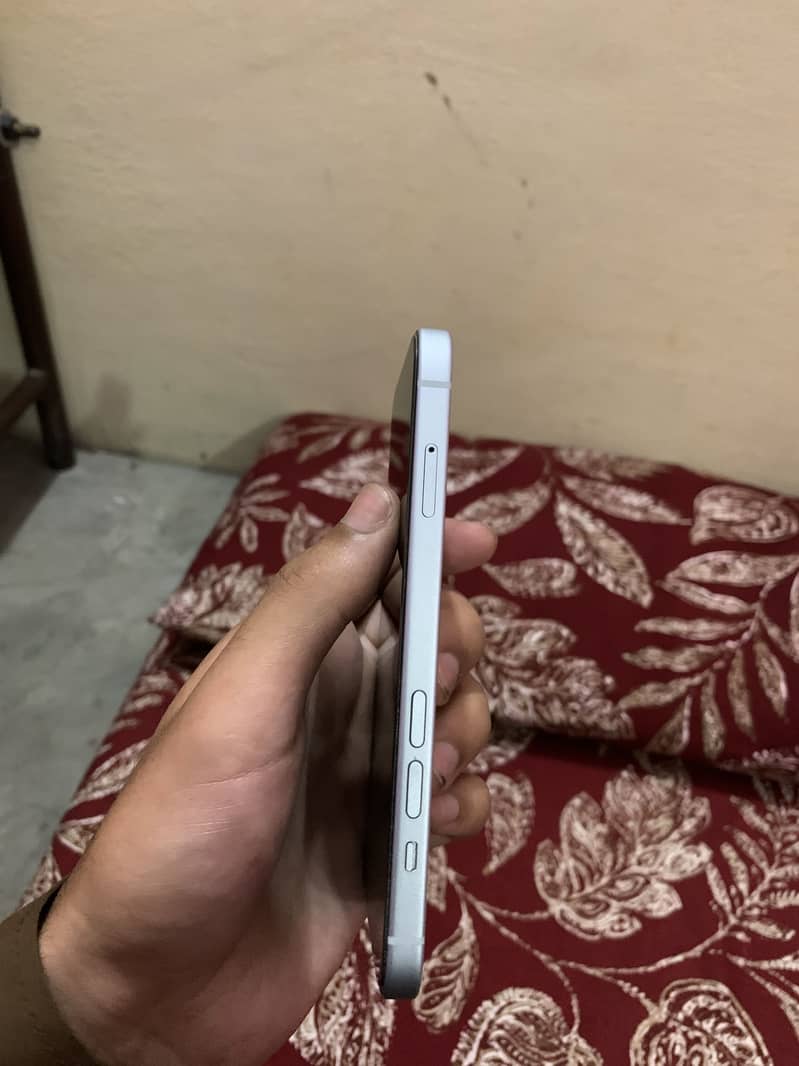 Apple iPhone 15 4