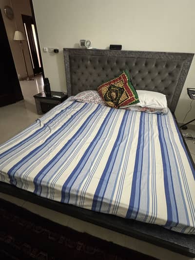 Double bed with 2 side tables and dressing table (without Metrace)