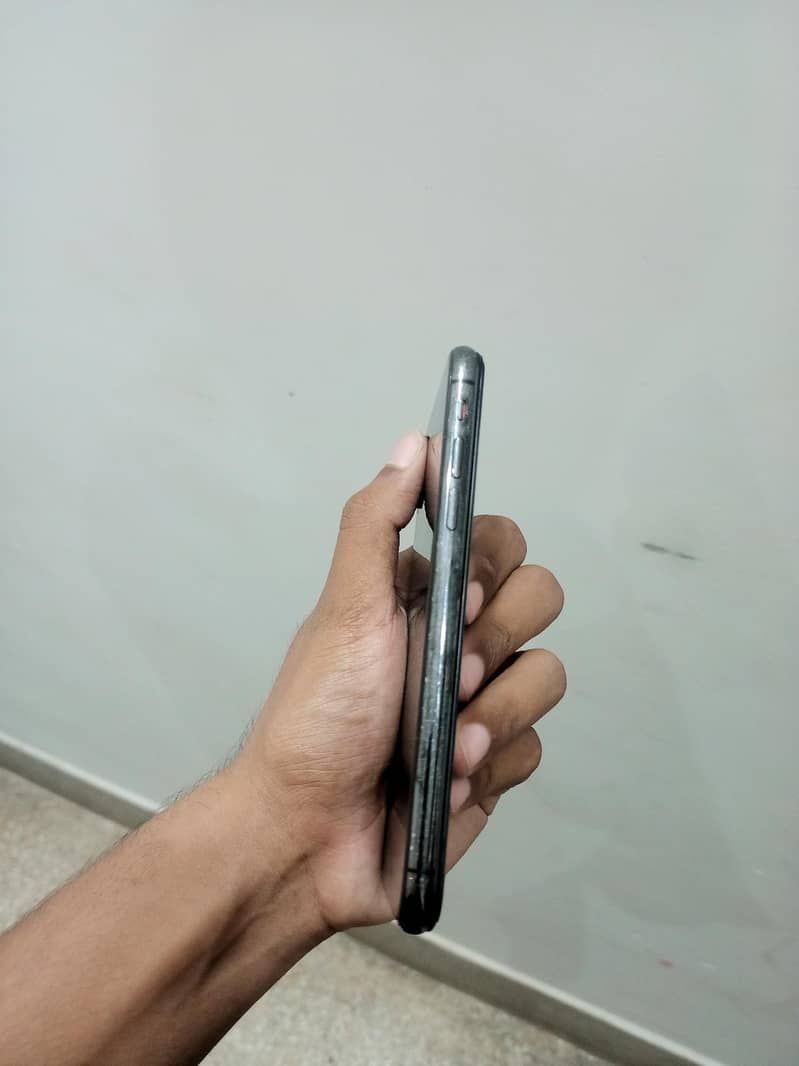 Apple iPhone X 4
