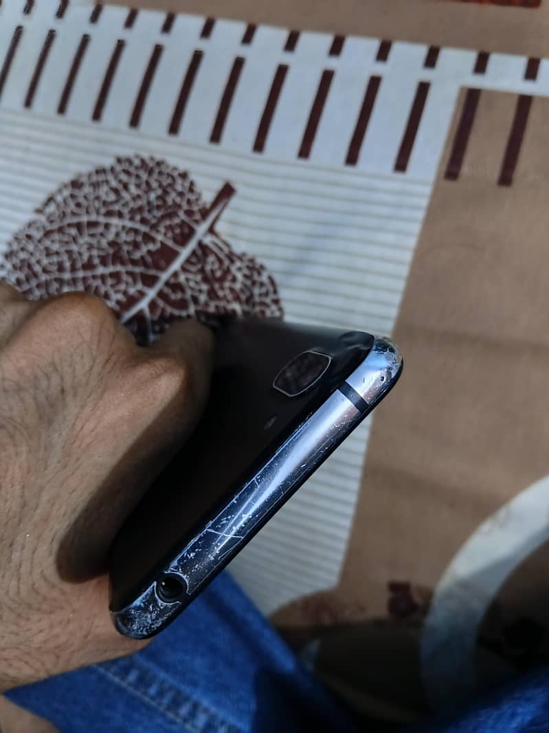 Sharp Aquos R2 4
