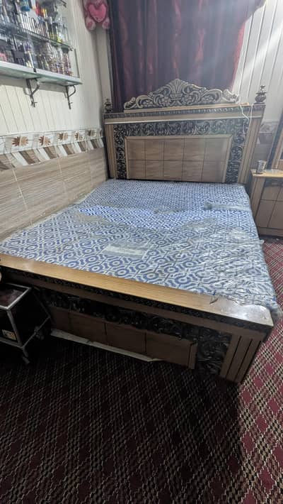 queen bed with foam and mirror