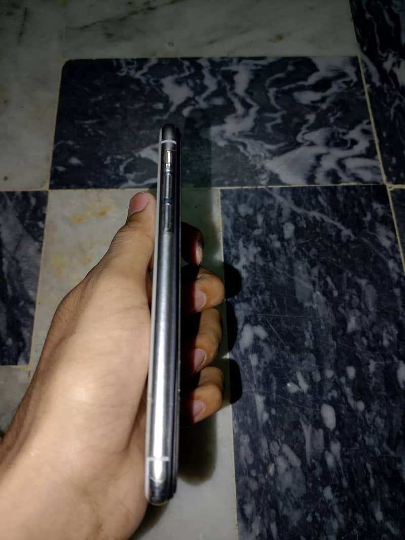 Apple iPhone X 4