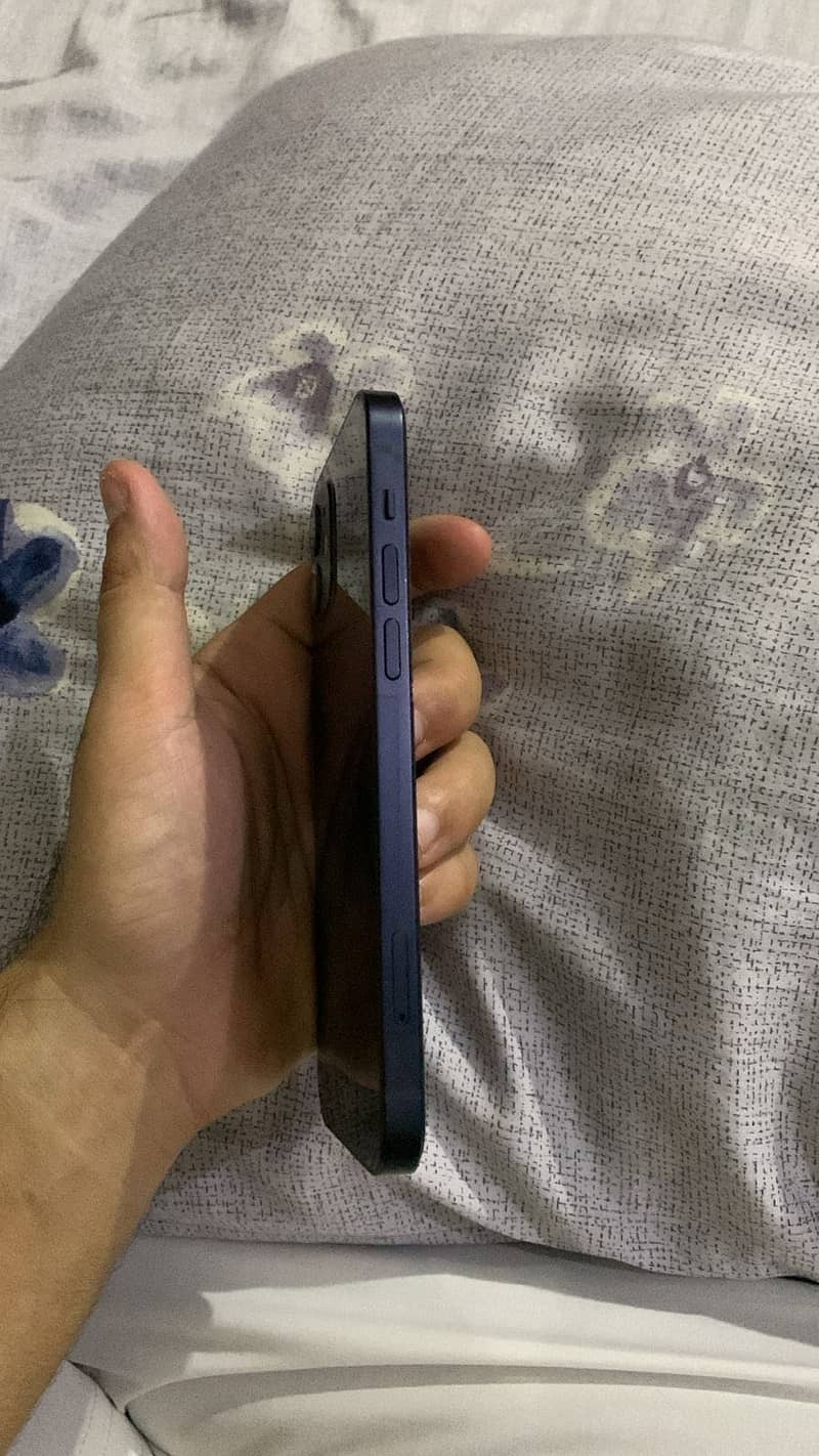 Apple iPhone 12 4
