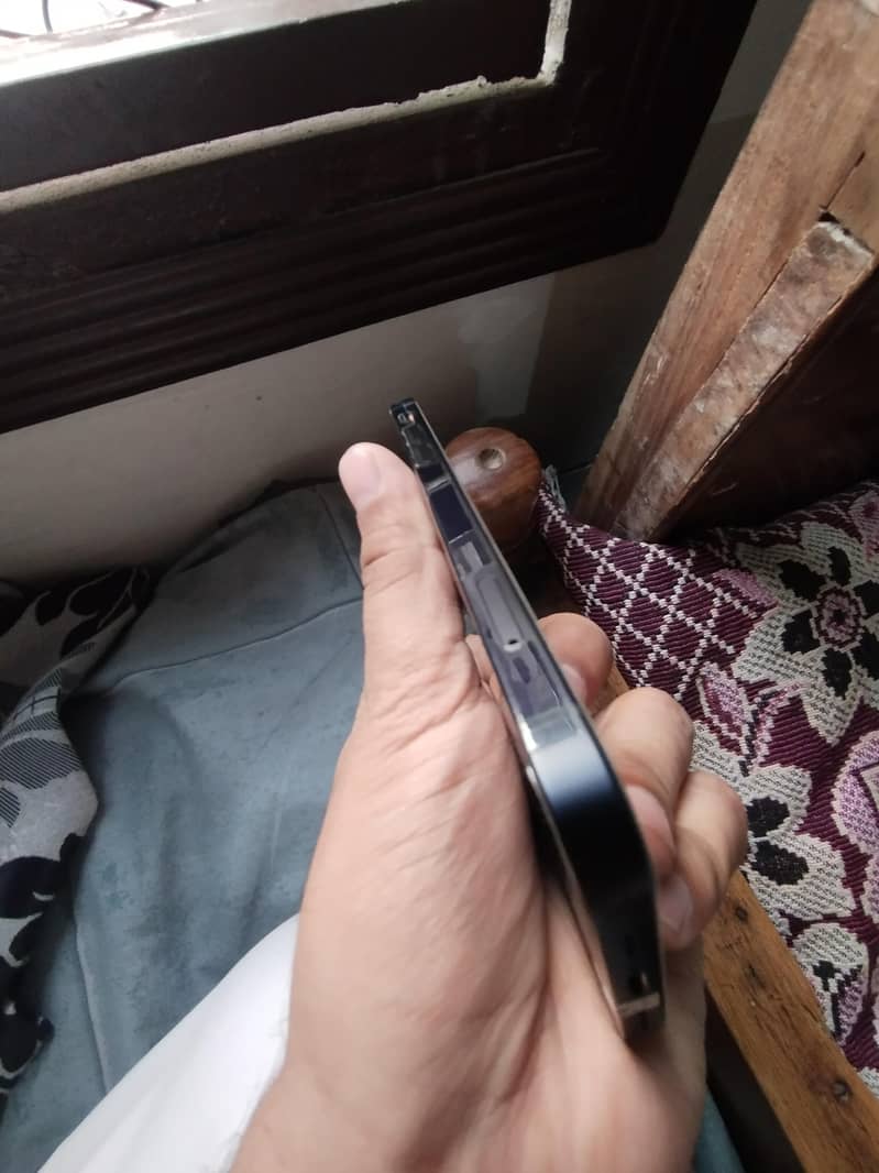 Apple iPhone 12 4