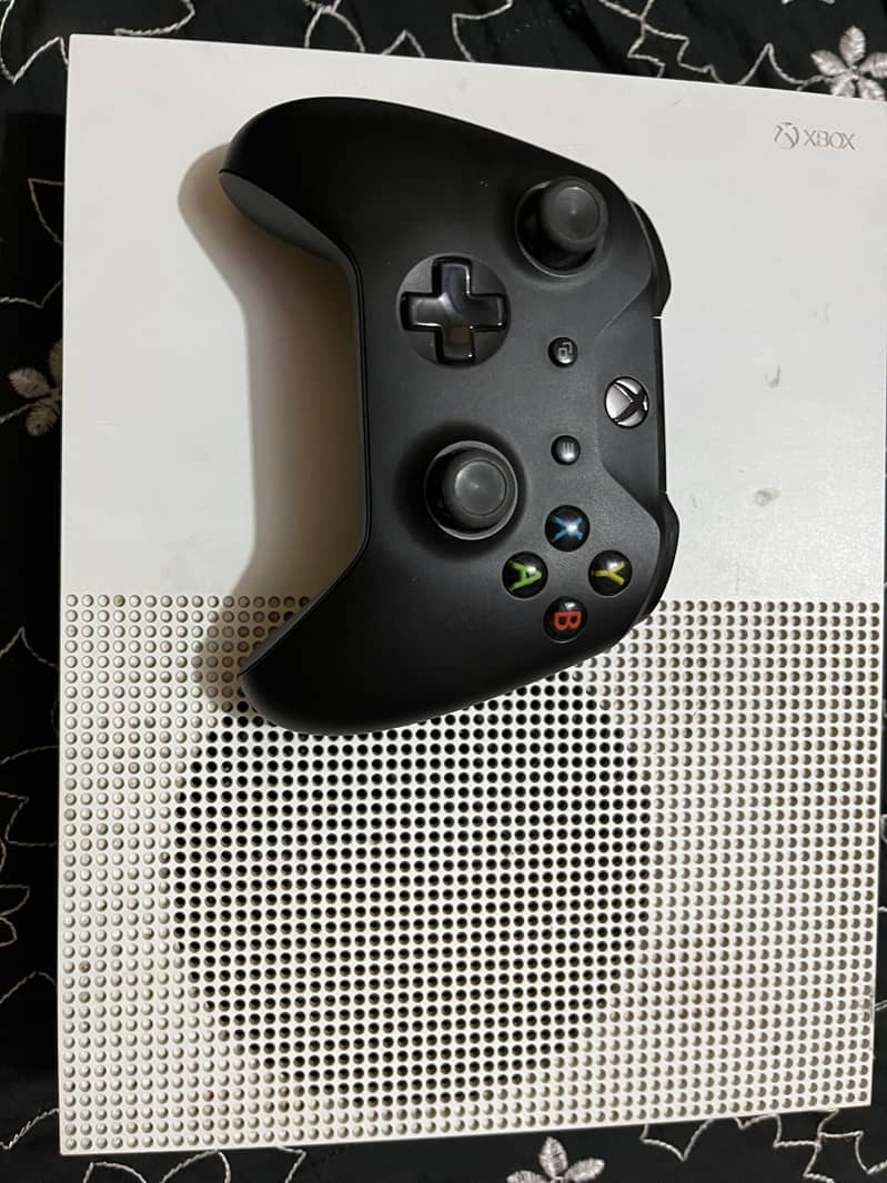 Xbox one s with controller 0