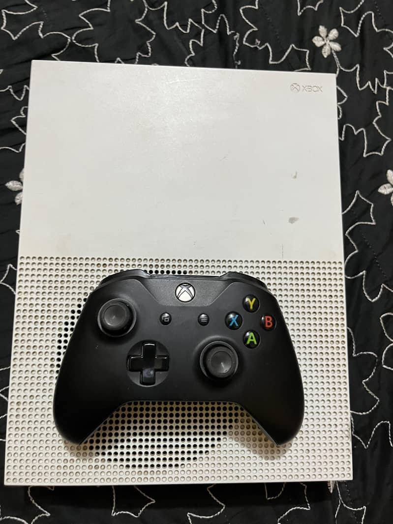 Xbox one s with controller 1