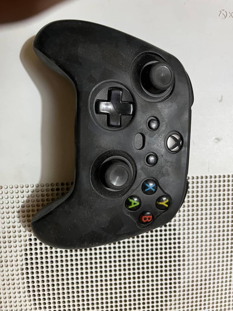 Xbox one s with controller 2