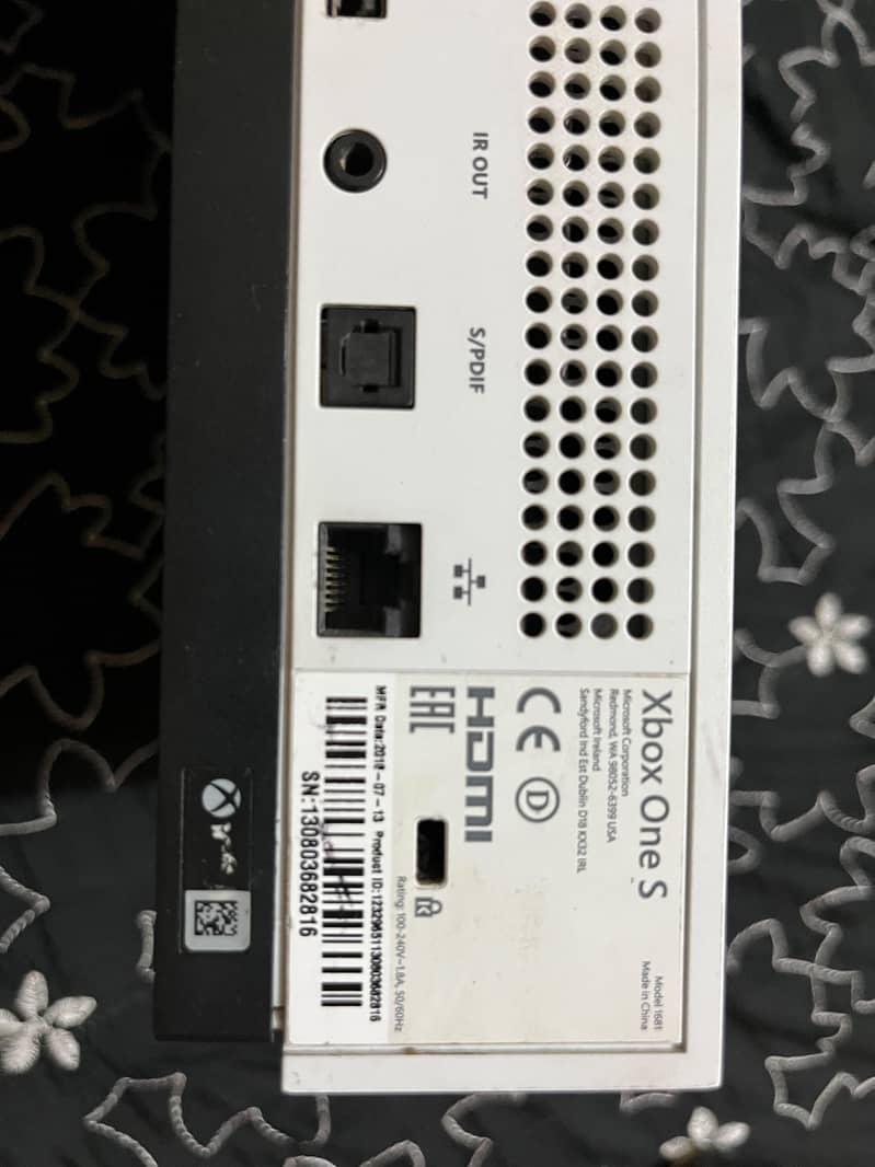 Xbox one s with controller 3