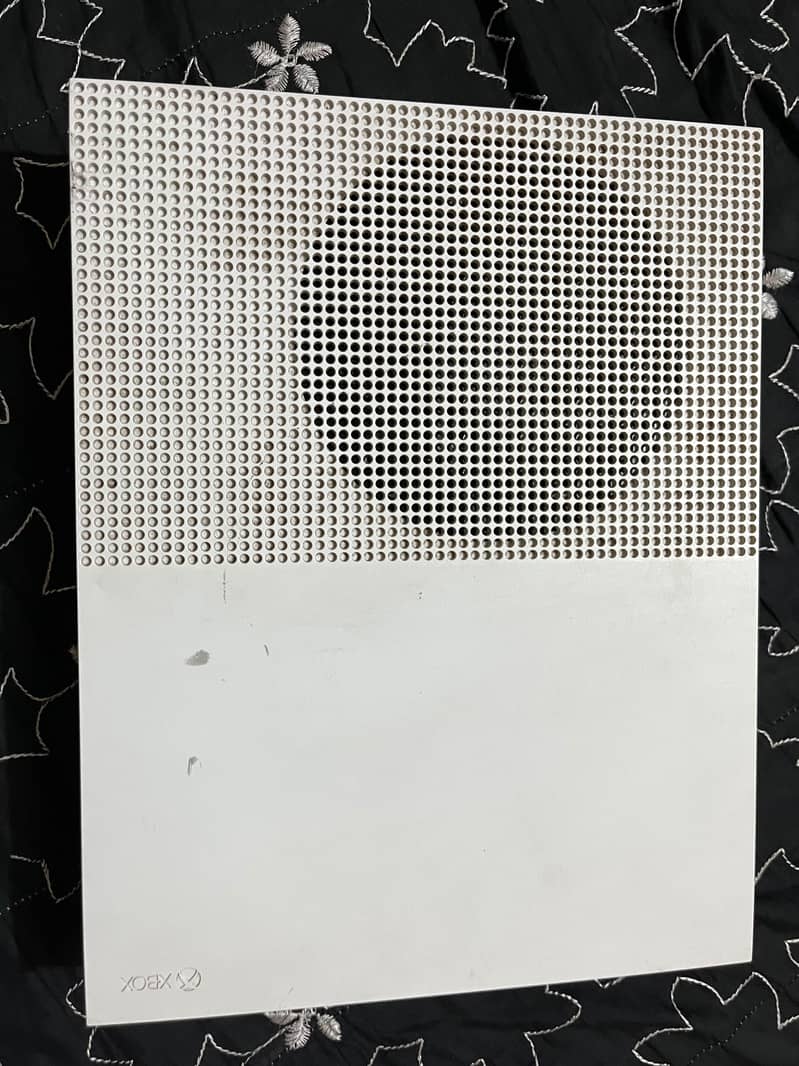Xbox one s with controller 4