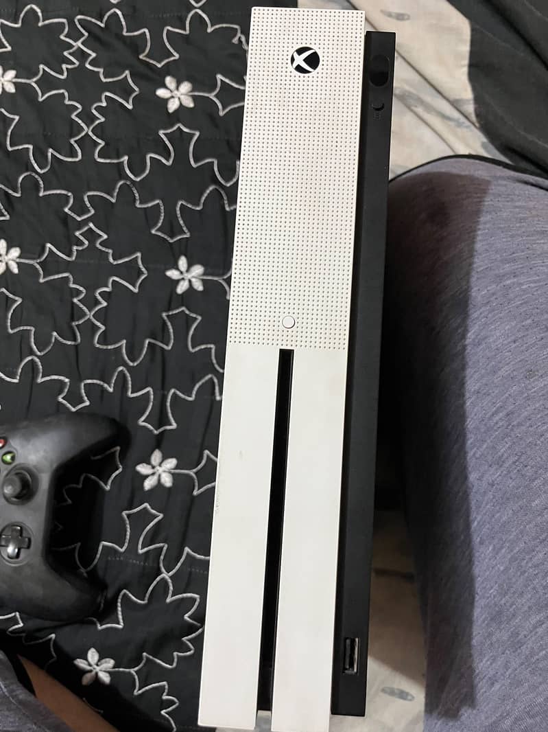 Xbox one s with controller 5