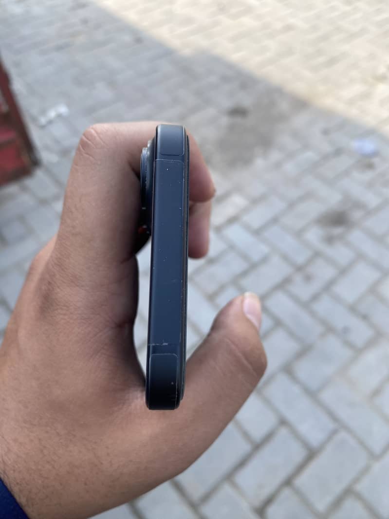 Apple iPhone 16 2
