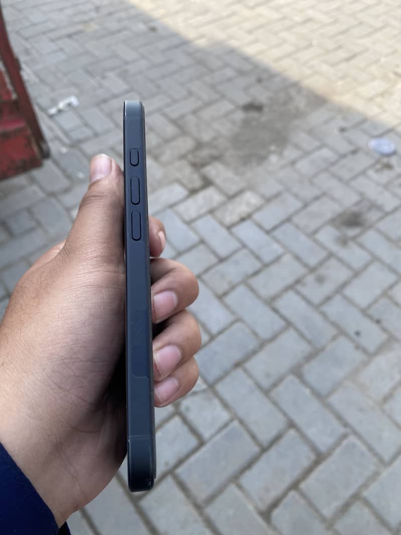 Apple iPhone 16 3