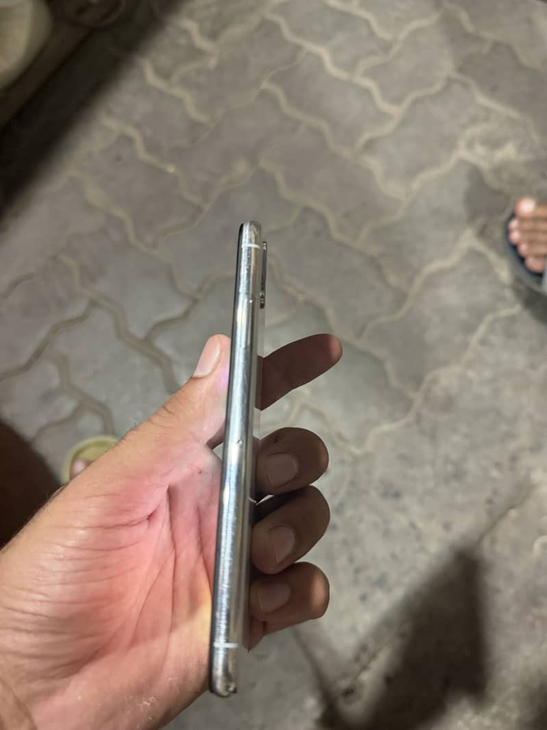 Apple iPhone X 4