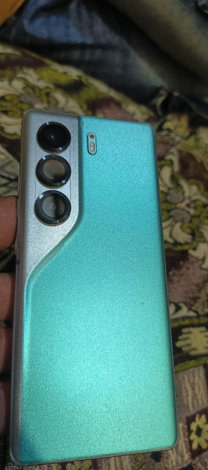 Tecno CAMON 40 Pro 1