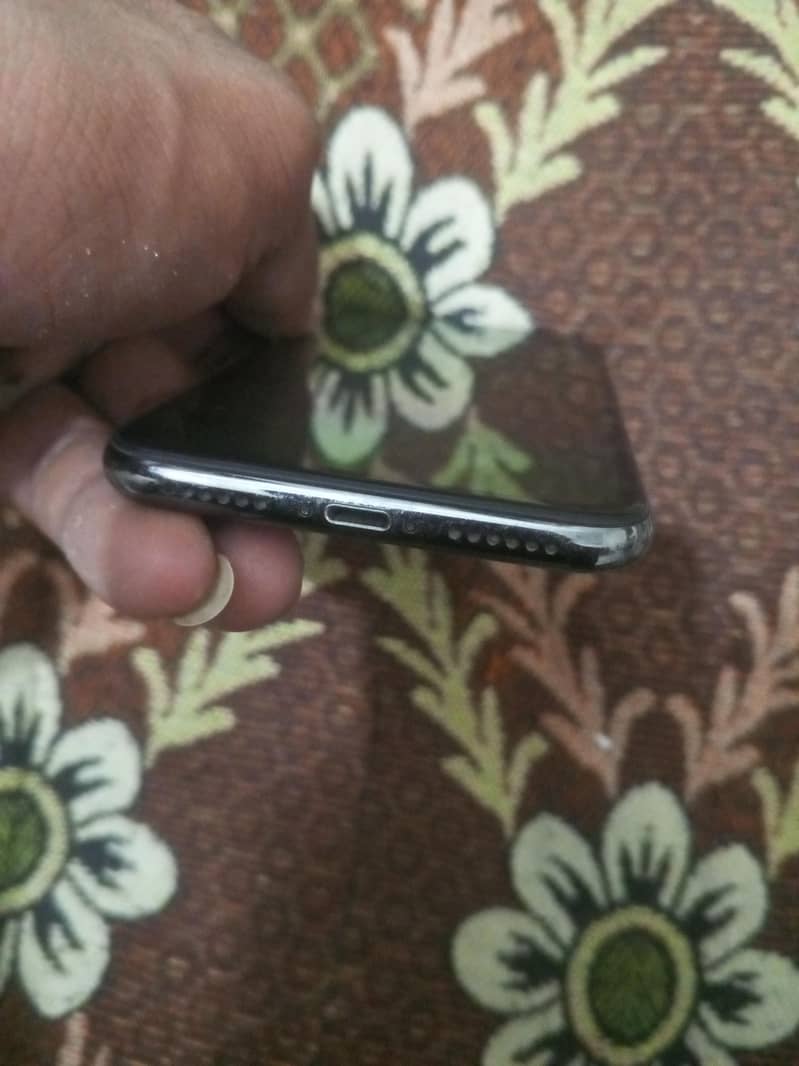 Apple iPhone X 4