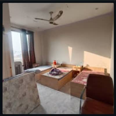 1 Kanal 3.5 Storey Building For Rental Income Available on 200 Feet Road Township