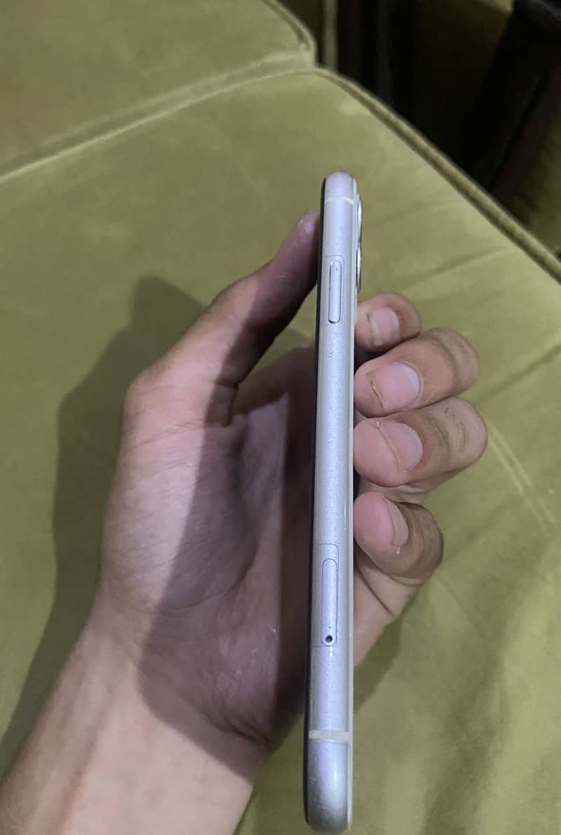 Apple iPhone 11 4