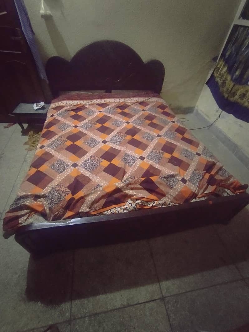 Queen size bed 1