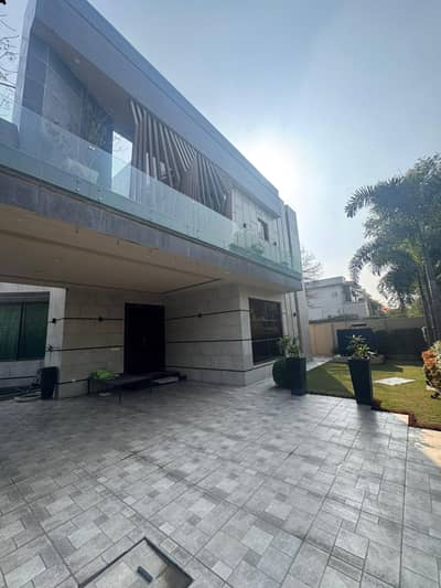 SYED BROTHERS PROUDLY OFFERS: 1-Kanal Elegant And Fully Maintained Modern Bungalow Is Available In The Best Block Of DHA Lahore.