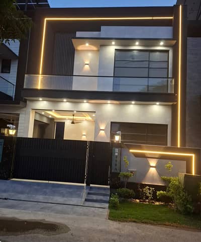 SYED BROTHERS PROUDLY OFFERS: 5-Marla Elegant And Fully Maintained Modern Bungalow Is Available In The Best Block Of DHA Lahore.