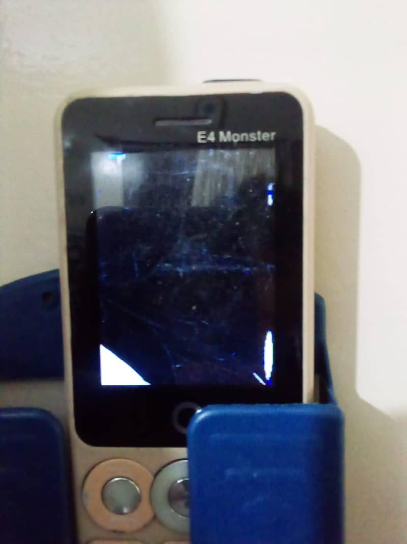 QMobile E4 Monster 3