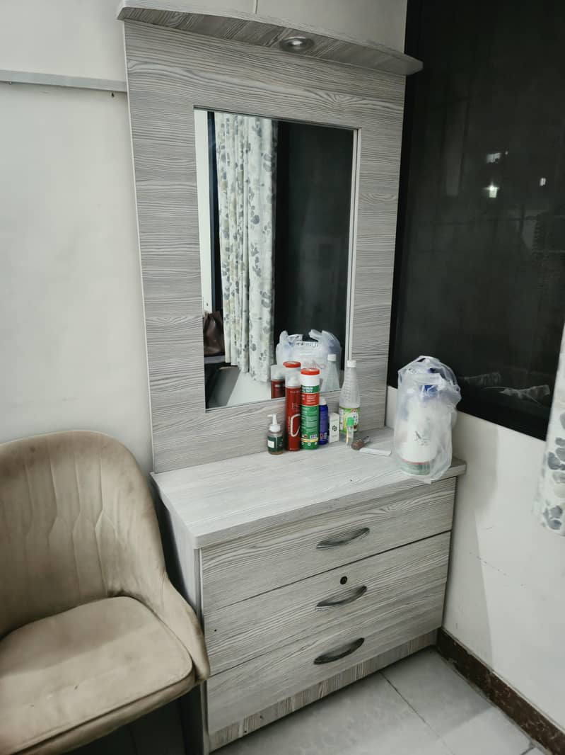 bed/wardrobe/dressing table 3