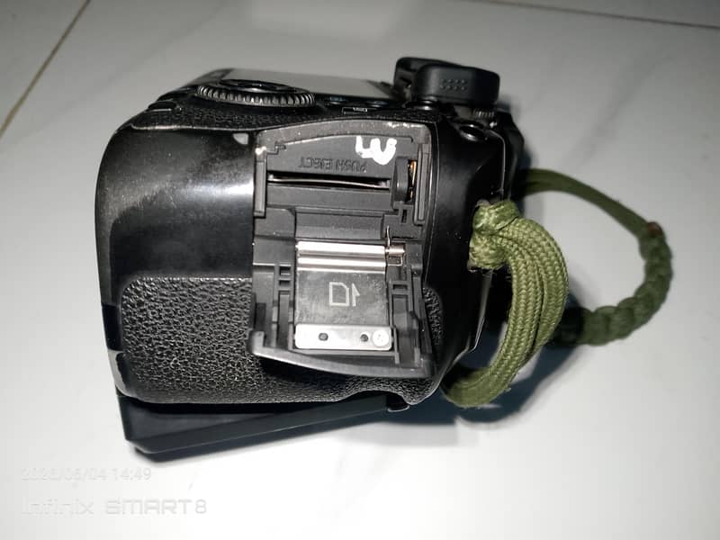 DSLR. 4