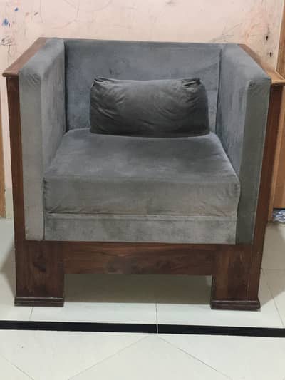 Selling my brand new 04 seater sofa set