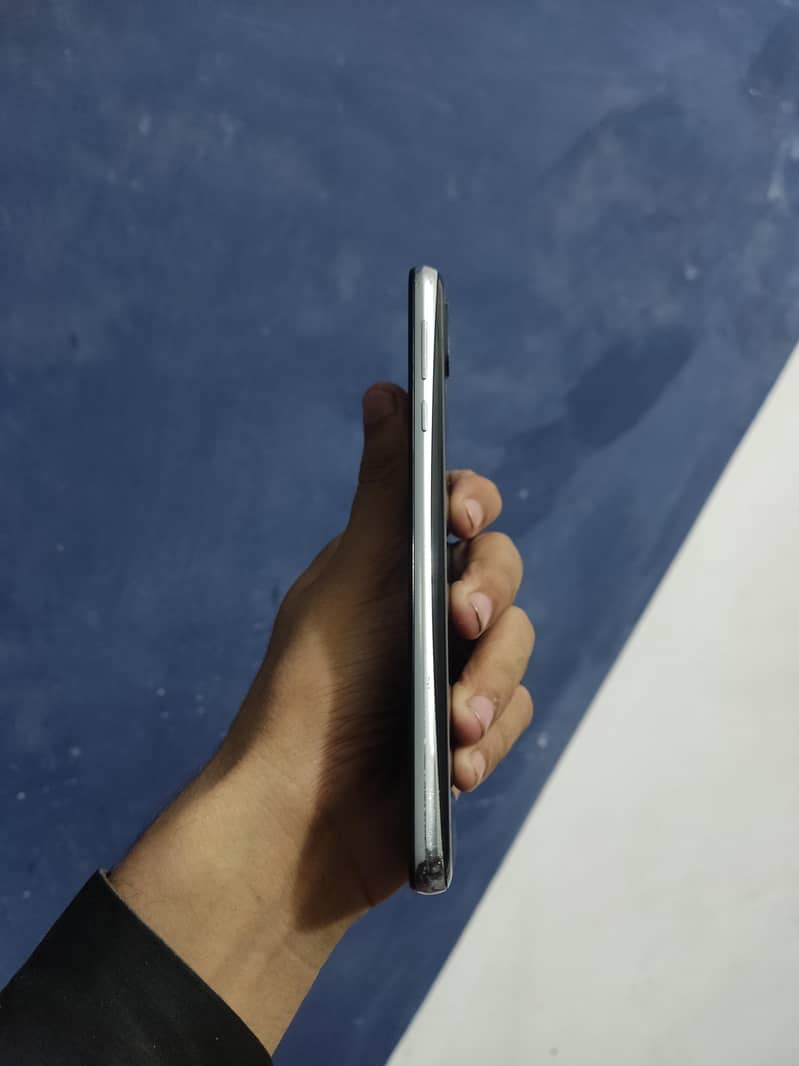 Sharp Aquos R2 4