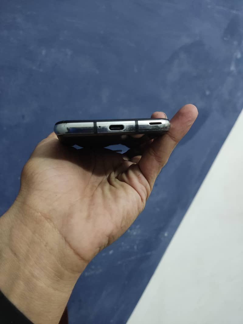Sharp Aquos R2 6