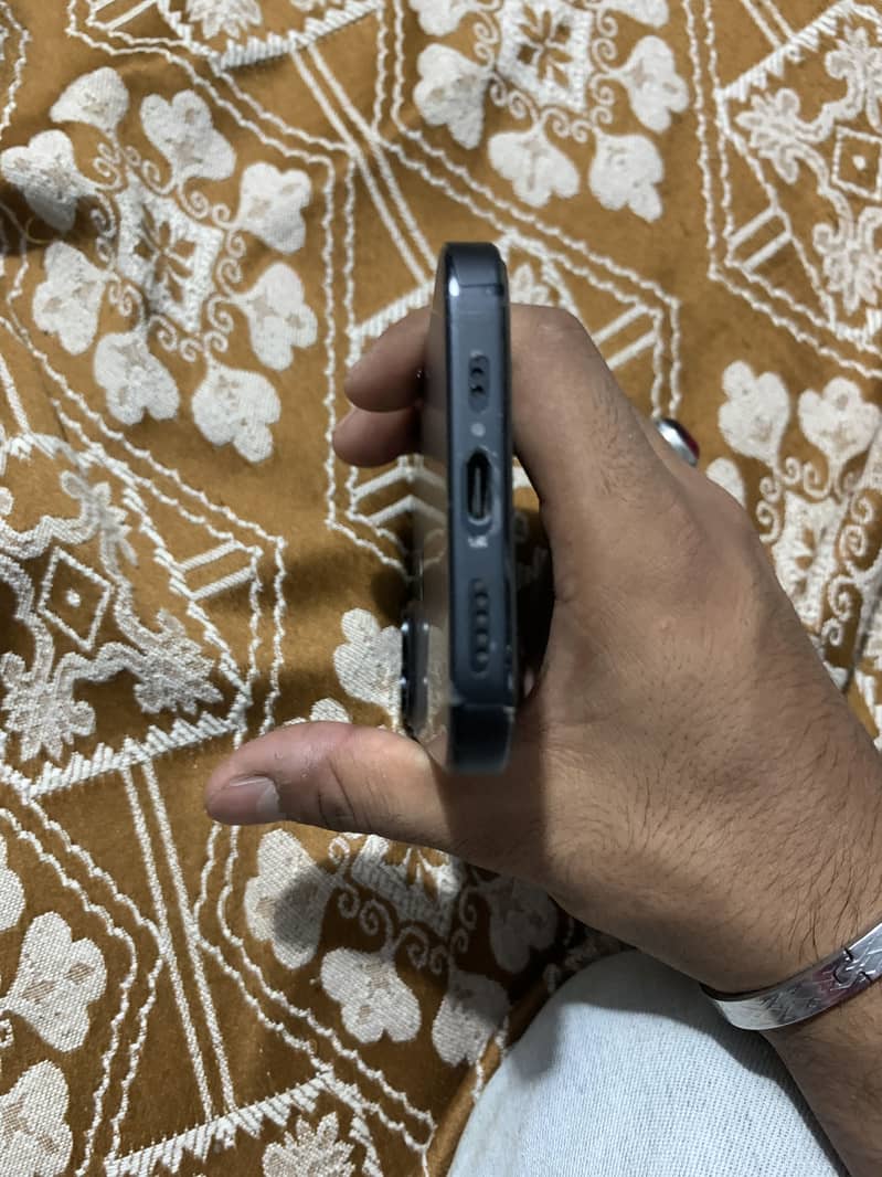 Apple iPhone 15 4