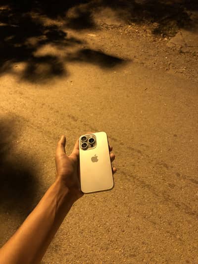 iPhone 15 Pro natural titanium