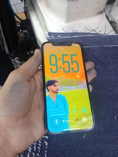 iPhone 12 89% betry water pack