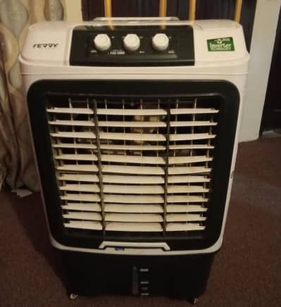 cooler with freezer pads condition 9/10 only used for 3 months