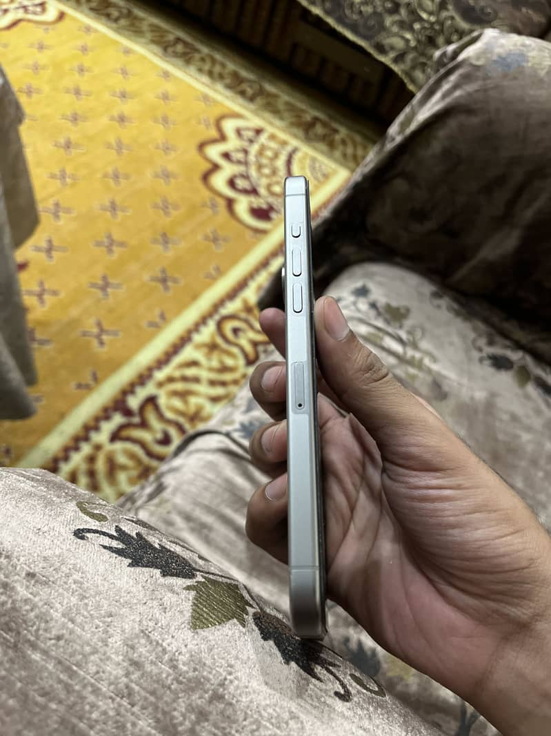 Apple iPhone 15 Pro Max 4