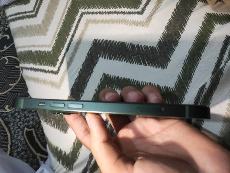 Apple iPhone 13 2