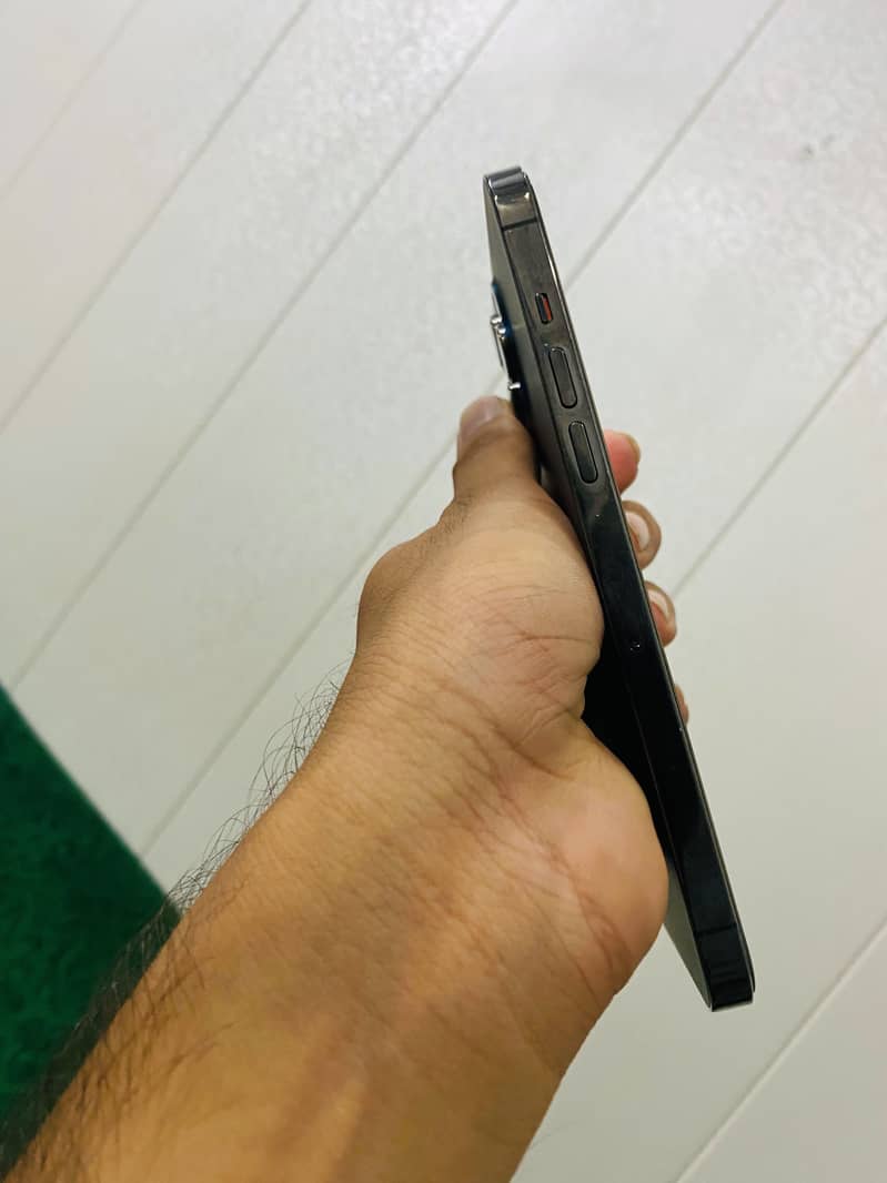 iPhone 12 Pro Max 4
