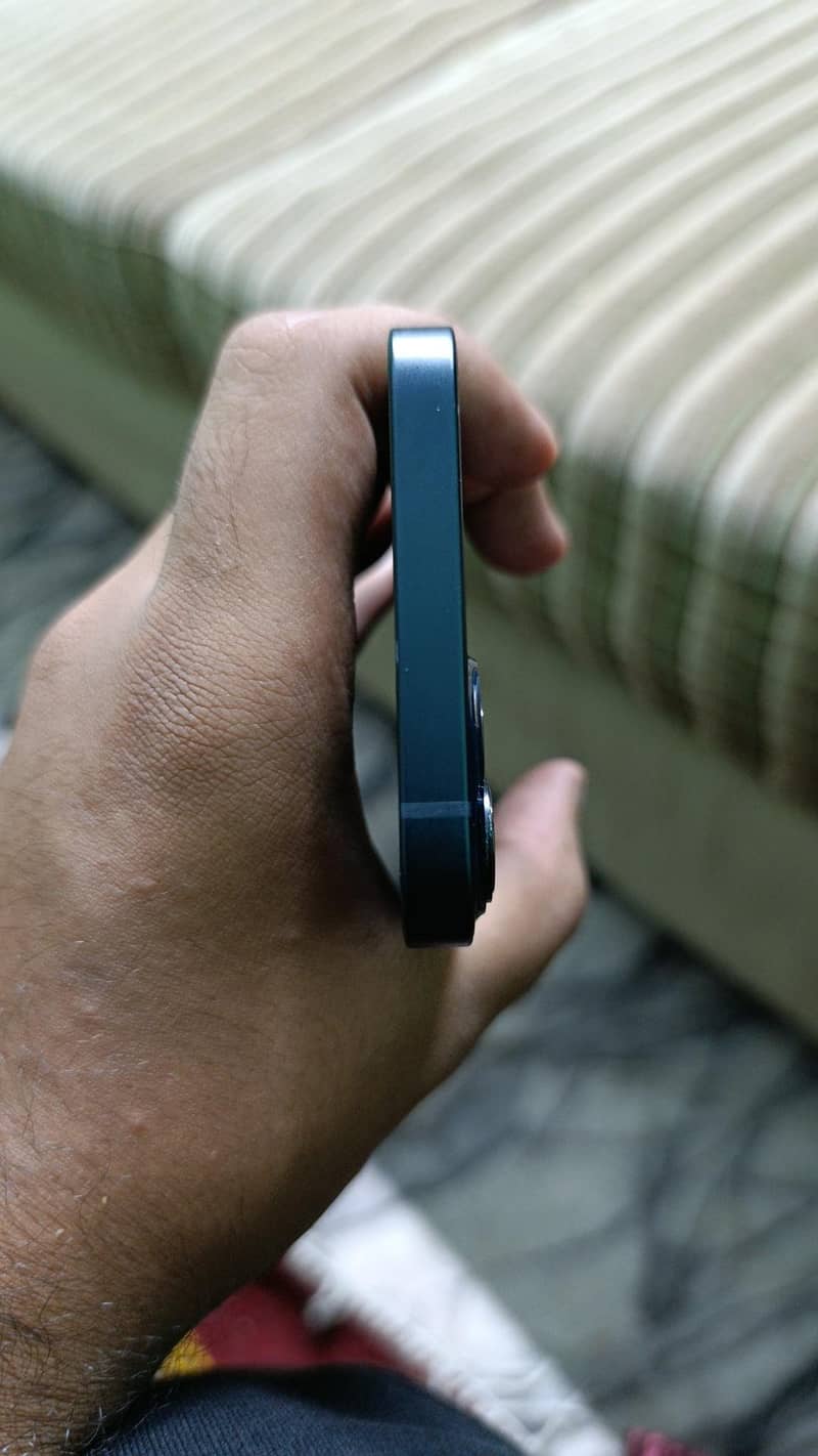 Apple iPhone 13 5