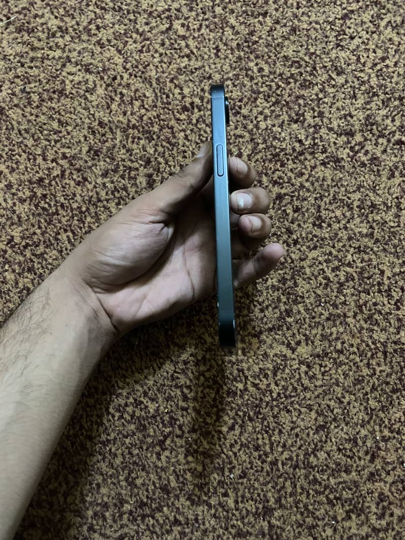 iPhone 16e 1