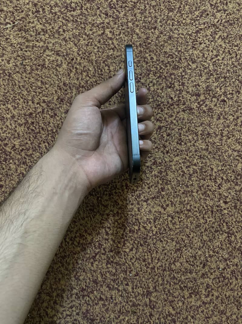 iPhone 16e 3
